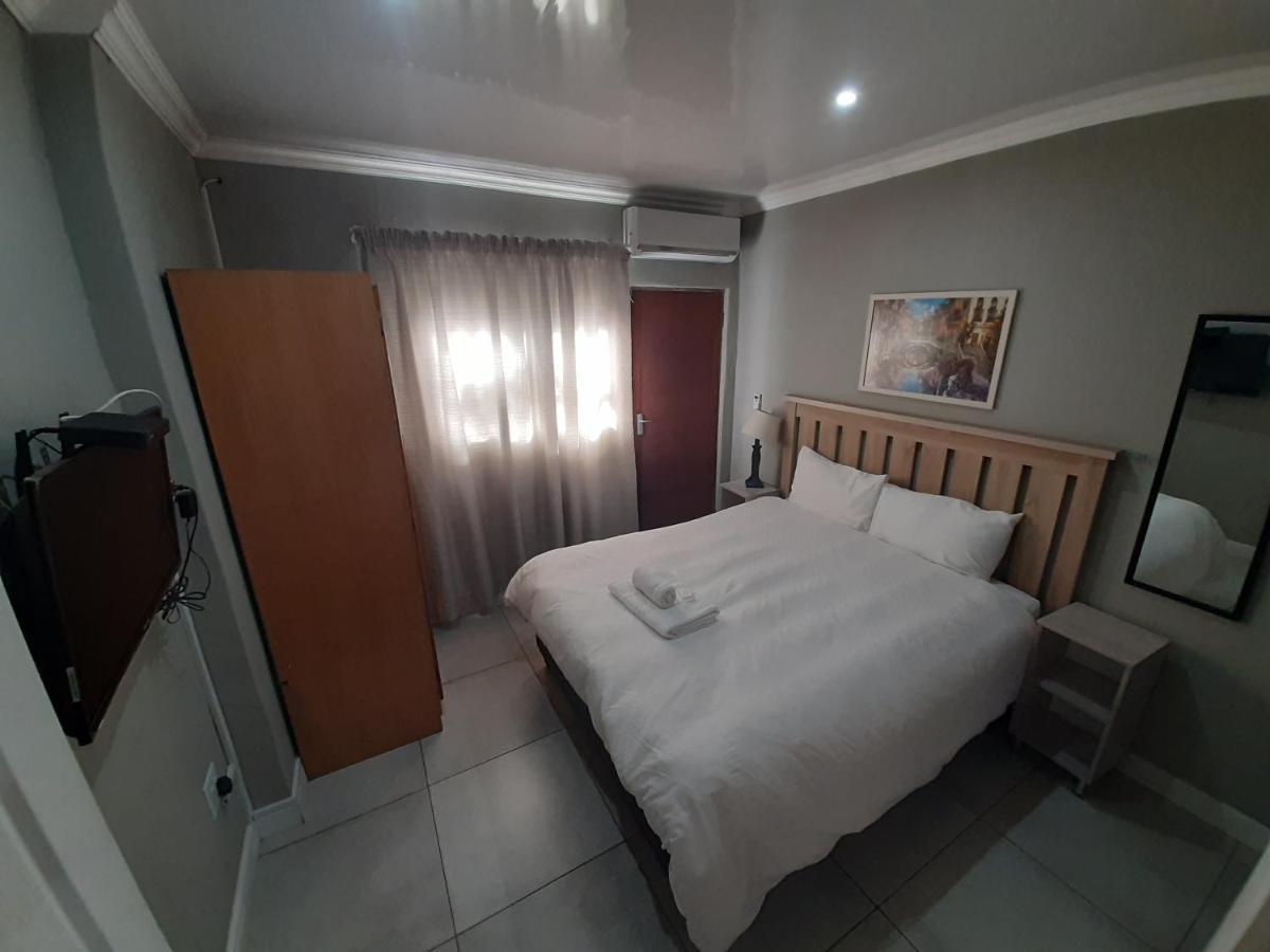 Lux Rooms On 37 Bloemfontein Eksteriør bilde